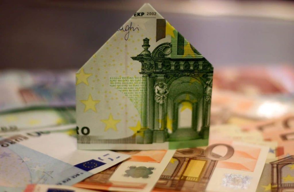 Geldschein in Form eines Hauses
