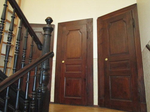 drei Türen auf einer Etage